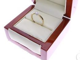 złoty pierścionek zaręczynowy zaręczyny z brylantami brylantem diamentem diamentami klasyczny wzór złoto żółte prezent dla żony dziewczyny na urodziny imieniny na pamiątkę pod choinkę realne zdjęcie zdjęcia na palcu w pudełku na modelce