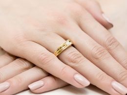 nowoczesny pierścionek zaręczynowy z brylantem złoto żółte i białe 0.585 pierścionek na palcu dłoni realne zdjęcia prezent