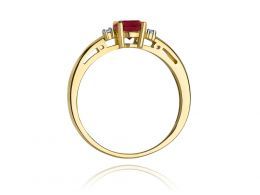 złoty pierścionek zaręczynowy z rubinem i brylantami diamentami rubin pierścionek na palcu realne zdjęcia pierścionka zaręczynowego