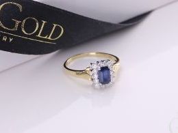 pierścionek złoty zaręczynowy z szafirem szafir brylantami brylanty diamenty diament złoto żółte 14K 0.585 pierścionek na palcu w pudełku realne zdjęcie zdjęcia pierścionek zaręczynowy na rocznicę pamiątkę mikołaja pod choinkę