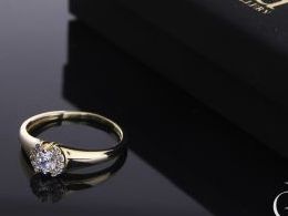 złoty pierścionek zaręczynowy z cyrkoniami nowoczesny wzór złoto żółte próba 0.585 pierścionek na palcu ręce realne zdjęcie
