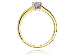elegancki złoty pierścionek zaręczynowy z białego złota złoto żółte z brylantami diamentami zaręczyny pierścionki złote zaręczynowe delikatne zmysłowe na palcu realne zdjęcia