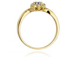 złoty pierścionek zaręczynowy z tanzanitem tanzanit brylantami diamentami na palcu na ręce złoto żółte próba 0.585 14ct nowoczesny wzór pierścionka