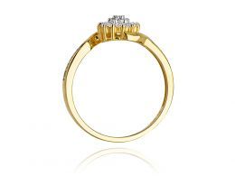 pierścionek złoty zaręczynowy z brylantami diamentami na palcu realne zdjęcie