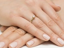 złoty pierścionek zaręczynowy z brylantem na palcu na ręce klasyczny wzór pierścionka złoto żółte próba 0.585 14ct