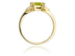 złoty pierścionek zaręczynowy z oliwinem naturalnym i brylantami złoto żółte klasyczne próba 0.585 realne zdjęcie na palcu dłoni