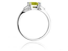 złoty pierścionek zaręczynowy z oliwinem naturalnym i brylantami złoto białe klasyczne próba 0.585 realne zdjęcie na palcu dłoni