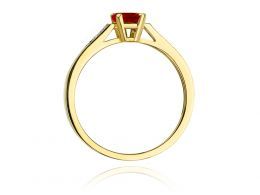 złoty pierścionek zaręczynowy z rubinem rubin z brylantami diamentami na palcu na ręce złoto żółte próba 0.585 14ct klasyczny nowoczesny wzór pierścionka