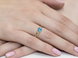 złoty pierścionek zaręczynowy z topazem naturalnym i brylantami klasyczny model pierścionka pierścionek na palcu dłoni realne zdjęcie zdjęcia prezent dla żony dziewczyny pod choinkę walentynki rocznicę ślubu