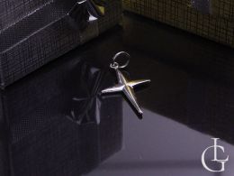 delikatny krzyżyk krzyż srebrny na łańcuszek srebro 0.925