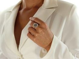 srebrny pierścionek damski nowoczesny wzór design szeroki srebro pierścionek na palcu realne zdjęcie foto