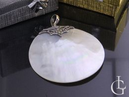 wisiorek duży srebrny okrągły kółko masa perłowa