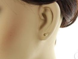 złote kolczyki diamentowane kulki kuleczki sztyft wręty zapięcie złoto żółte i białe próba 0.585 prezent dla żony dziewczyny realne zdjęcie zdjęcia na uchu modelce