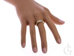 złoty pierścionek ekskluzywny na palcu na dłoni