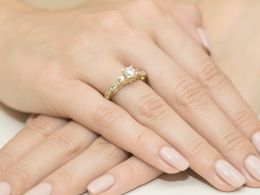 ekskluzywny złoty pierścionek zaręczynowy  z brylantami z klasycznego żółtego złota próba 0.585 pierścionek na palcu dłoni realne zdjęcie zdjęcia prezent dla żony dziewczyny na rocznicę