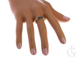 pierścionek ze złota na palcu złoty pierścionek z czarnymi i klasycznymi brylantami diamentami nowoczesny wzór
