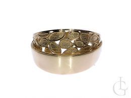 pierścionek złoty ekskluzywny szeroki duży diamentowane złoto żółte realne zdjęcie na palcu dłoni ręce pierścionek w pudełku zaręczynowym