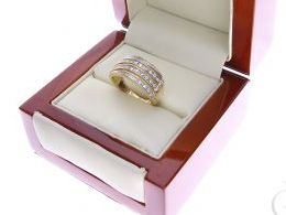 złoty pierścionek obrączka z brylantami diamentami złoto żółte prezent dla żony dziewczyny na urodziny imieniny na pamiątkę pod choinkę realne zdjęcie zdjęcia na palcu w pudełku na modelce