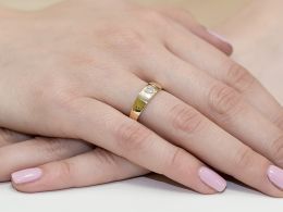 pierścionek złoty obrączka z serduszkiem sercem z brylantami diamentami na palcu realne zdjęcie na dłoni