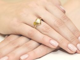 złoty pierścionek korona serduszko z brylantem złoto żółte próba 0.585 14K pierścionek na palcu dłoni realne zdjęcie zdjęcia prezent na walentynki rocznicę urodziny imieniny