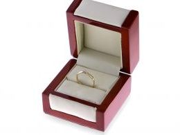 pierścionek w pudełku zaręczynowy z brylantem brylantami klasyczny złoty żółte złoto próba 0.585 zaręczyny pierścionki złote brylant  klasyczne pierścionki zaręczynowe