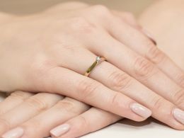 pierścionek pierścionek na palcu zaręczynowy z brylantem brylantami klasyczny złoty żółte złoto próba 0.585 zaręczyny pierścionki złote brylant  klasyczne pierścionki zaręczynowe