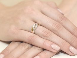 złoty pierścionek zaręczynowy z brylantami diamentami na palcu na ręce złoto żółte próba 0.585 14ct nowoczesny wzór pierścionka