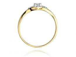 elegancki złoty pierścionek zaręczynowy z brylantami diamentami zaręczyny pierścionki złote zaręczynowe delikatne zmysłowe na palcu realne zdjęcia
