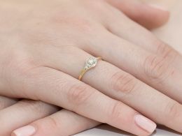 elegancki złoty pierścionek zaręczynowy z brylantami diamentami zaręczyny pierścionki złote zaręczynowe delikatne zmysłowe na palcu realne zdjęcia