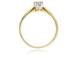 złoty pierścionek na zaręczyny z dużym  brylantem w centralnej części złoto żółte próba 0.585 14ct pierścionek na palcu dłoni realne zdjęcie