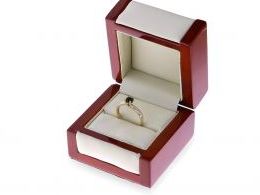 złoty pierścionek zaręczynowy z granatem i brylantami diamentami pierścionek na palcu na ręce w pudełku