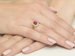 złoty pierścionek zaręczynowy z rubinem i brylantami duża korona markiza złoto żółte próba 0.585 14ct pierścionek na palcu dłoni realne zdjęcie prezent dla żony dziewczyny