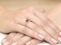 pierścionek złoty z serduszkiem sercem z rubinem rubin z brylantami diamentami na palcu na ręce realne zdjęcie zdjęcia klasyczny wzór brylanty diamenty złoto żółte próba 0.585 14k