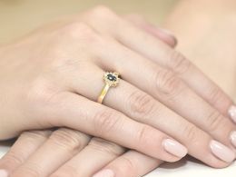 złoty pierścionek zaręczynowy klasyczne z szafirem naturalnym i brylantami złoto żółte próba 0.585 14ct pierścionek na palcu dłoni realne zdjęcie zdjęcia