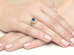 złoty pierścionek na zaręczyny z dużym szafirem naturalnym i brylantami złoto żółte klasyczne próba 0.585 pierścionek na palcu markiza realne zdjęcia szafir
