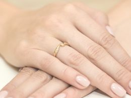 złoty pierścionek zaręczynowy z brylantami diamentami na palcu na ręce złoto żółte próba 0.585 14ct nowoczesny klasyczny wzór pierścionka