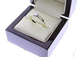 pierścionek złoty zaręczynowy z cyrkoniami zaręczyny cyrkonie złoto żółte 14K 0.585 pierścionek na palcu w pudełku realne zdjęcie zdjęcia pierścionek zaręczynowy na rocznicę pamiątkę mikołaja pod choinkę