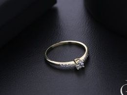 pierścionek złoty zaręczynowy ekskluzywny z cyrkoniami zaręczyny złoto żółte 14K 0.585 pierścionek na palcu w pudełku realne zdjęcie zdjęcia pierścionek zaręczynowy na rocznicę pamiątkę mikołaja pod choinkę prezent dla dziewczyny żony urodziny rocznicę