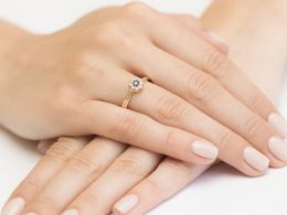 złoty pierścionek zaręczynowy kwiat kwiatek z szafirem szafir z brylantem diamentem na dłoni realne zdjęcie klasyczny złoto żółte próba 0.585 brylant diament pierścionki zaręczynowe klasyczne