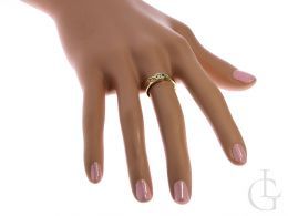 złoty pierścionek zaręczynowy na palcu na dłoni złoto żółte cyrkonie