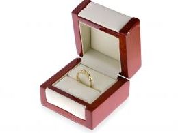 złoty pierścionek zaręczynowy w pudełku złoto żółte cyrkonie