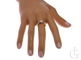 złoty pierścionek z brylantami z diamentami na palcu na ręce w pudełku realne zdjęcie  brylant diament złoto żółte próba 0.585 14ct