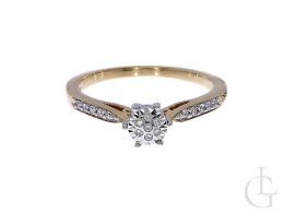 złoty pierścionek z brylantami z diamentami na palcu na ręce w pudełku realne zdjęcie  brylant diament złoto żółte próba 0.585 14ct
