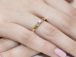 złoty pierścionek zaręczynowy z brylantem brylantami klasyczny złoto żółte próba 0.585 pierścionki zaręczynowe klasyczne realne zdjęcie na palcu