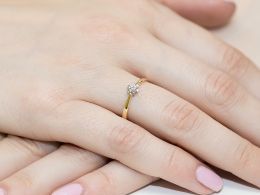 klasyczny pierścionek zaręczynowy z brylantem diamentem w pudełku złoto żółte brylant złoto żółte 14K 0.585