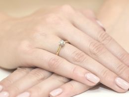 złoty pierścionek zaręczynowy z brylantem diamentem na palcu na ręce złoto żółte próba 0.585 14ct klasyczny wzór pierścionka prezent