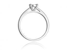 złoty pierścionek zaręczynowy z brylantem diamentem z białego złota białe złoto klasyczny wzór pierścionka realne zdjęcia na palcu