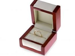 pierścionek zaręczynowy z brylantami diamentami w pudełku na ręce na palcu nowoczesny wzór realne zdjęcie prezent zaręczyny