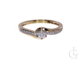 pierścionek zaręczynowy z brylantami diamentami w pudełku na ręce na palcu nowoczesny wzór realne zdjęcie prezent zaręczyny