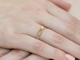 złoty pierścionek zaręczynowy z brylantem diamentem diament brylant diamentami na palcu na ręce złoto żółte próba 0.585 14ct nowoczesny wzór pierścionka